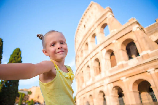 beliebteste italienische mädchennamen italienisches Mädchen vor kollosseum 