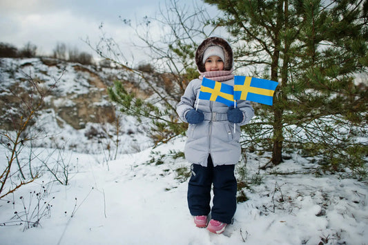 Schwedische Mädchennamen, schwedisches-mädchen-mit-schwedischer-flagge-im-winter